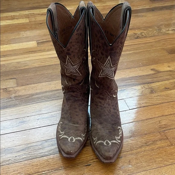 Lucchese “Dallas Cowboys” Leopard Boots with Embroidery & Rhinestone Star - Picture 2 of 13